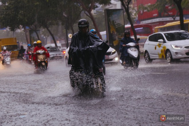 Đường vào sân bay Tân Sơn Nhất ngập nước và kẹt xe không lối thoát sau cơn mưa lớn ở Sài Gòn - Ảnh 4.