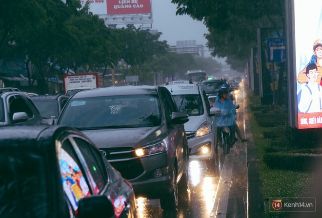 Đường vào sân bay Tân Sơn Nhất ngập nước và kẹt xe không lối thoát sau cơn mưa lớn ở Sài Gòn - Ảnh 5.