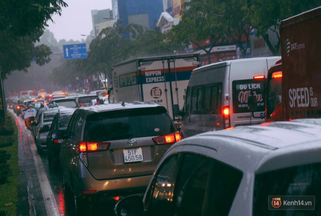 Đường vào sân bay Tân Sơn Nhất ngập nước và kẹt xe không lối thoát sau cơn mưa lớn ở Sài Gòn - Ảnh 7.