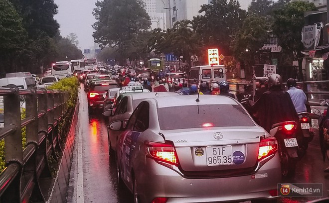 Đường vào sân bay Tân Sơn Nhất ngập nước và kẹt xe không lối thoát sau cơn mưa lớn ở Sài Gòn - Ảnh 9.