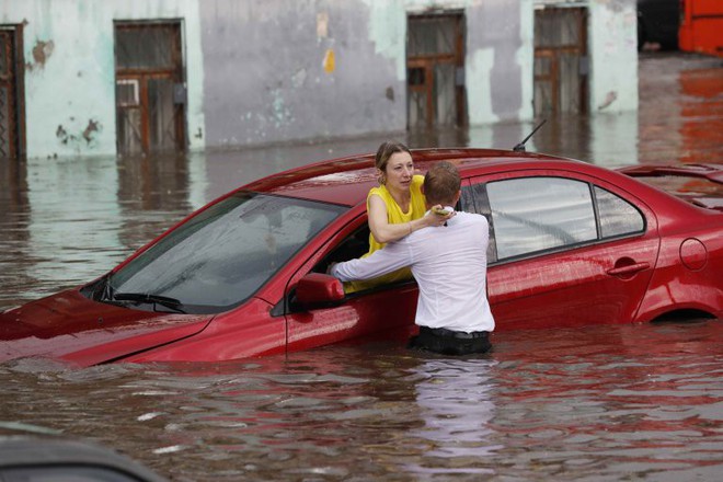 Nga: Soái ca sơ mi trắng lội nước giải cứu chị em mắc kẹt trong xe được tôn vinh như người hùng - Ảnh 2.