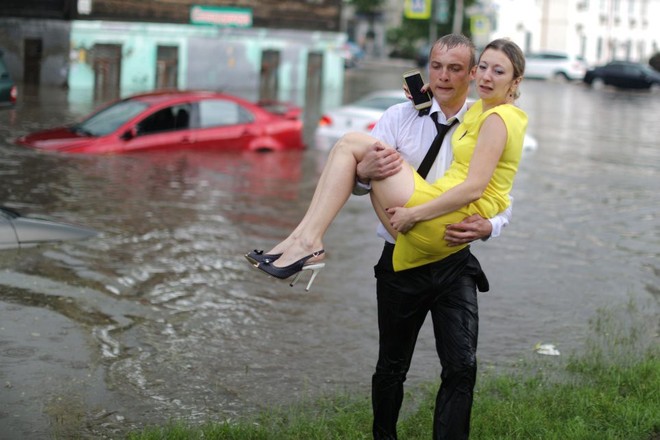 Nga: Soái ca sơ mi trắng lội nước giải cứu chị em mắc kẹt trong xe được tôn vinh như người hùng - Ảnh 3.