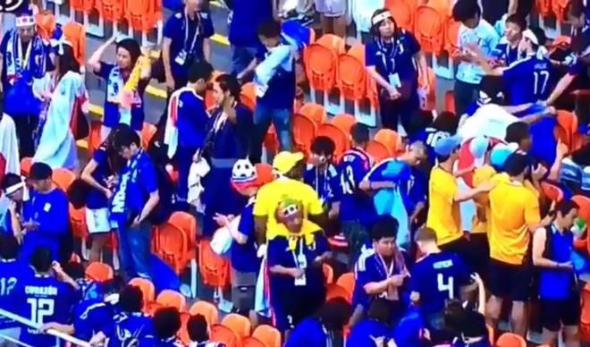 Cổ động viên Nhật Bản ở lại dọn rác trên khán đài sau khi đội nhà chiến thắng Colombia tại World Cup - Ảnh 2.