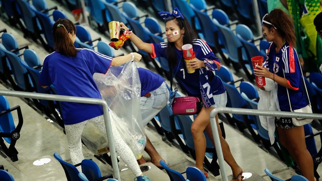 Cổ động viên Nhật Bản ở lại dọn rác trên khán đài sau khi đội nhà chiến thắng Colombia tại World Cup - Ảnh 4.