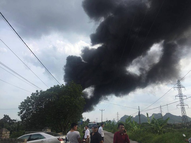 Cháy lớn tại Công ty nhựa Thông Quảng Ninh, khói bốc cao hàng chục mét - Ảnh 2.