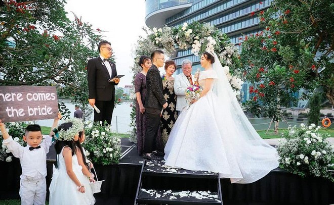 Sau đám cưới cổ tích, doanh nhân chuyển giới tiết lộ về màn cầu hôn cực kì giản dị - Ảnh 2.