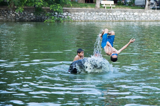 Quốc Oai: Cận cảnh ao làng nghìn năm tuổi thành bể bơi cho trẻ em mỗi chiều hè - Ảnh 5.