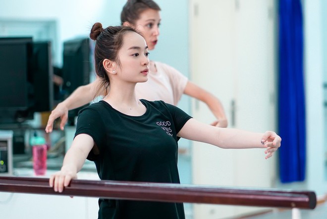 Chán làm bánh bèo vô dụng, Kaity Nguyễn cật lực tập múa ballet cho phim mới - Ảnh 3.