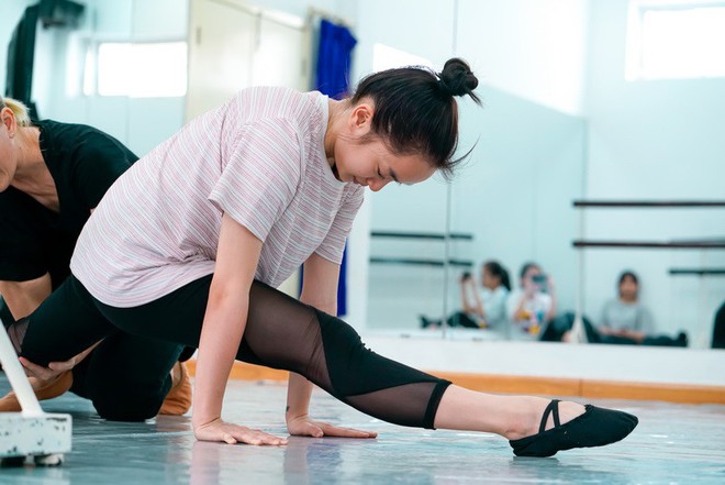 Chán làm bánh bèo vô dụng, Kaity Nguyễn cật lực tập múa ballet cho phim mới - Ảnh 4.