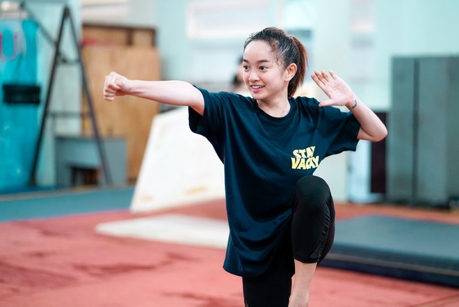 Chán làm bánh bèo vô dụng, Kaity Nguyễn cật lực tập múa ballet cho phim mới - Ảnh 7.