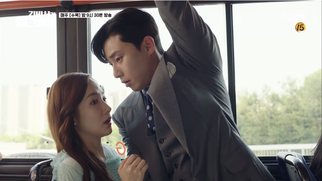 Park Seo Joon ngã nhào, ngồi lên đùi Park Min Young trước mặt bàn dân thiên hạ - Ảnh 1.