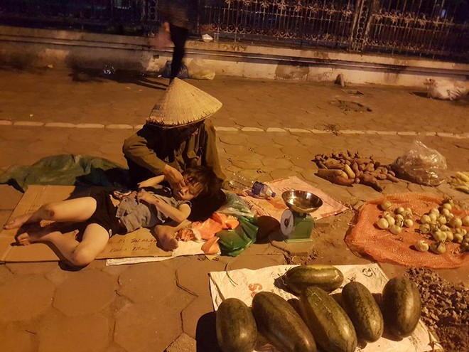 Bà cụ và cháu trai bán rau củ ở vỉa hè xuyên đêm gây bão mạng: Người dân ùn ùn kéo đến mua ủng hộ sạp hàng - Ảnh 1.