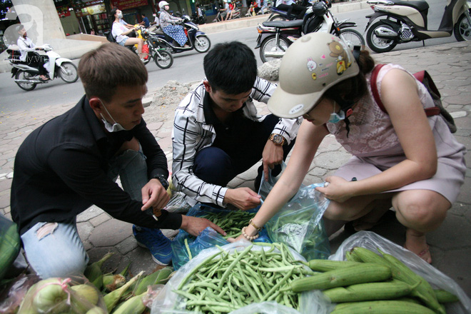 Bà cụ và cháu trai bán rau củ ở vỉa hè xuyên đêm gây bão mạng: Người dân ùn ùn kéo đến mua ủng hộ sạp hàng - Ảnh 5.