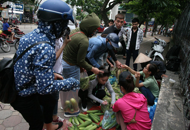 Bà cụ và cháu trai bán rau củ ở vỉa hè xuyên đêm gây bão mạng: Người dân ùn ùn kéo đến mua ủng hộ sạp hàng - Ảnh 4.