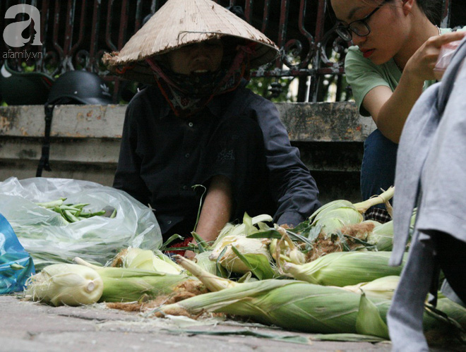 Bà cụ và cháu trai bán rau củ ở vỉa hè xuyên đêm gây bão mạng: Người dân ùn ùn kéo đến mua ủng hộ sạp hàng - Ảnh 15.