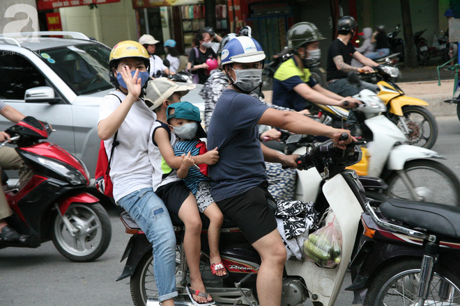 Bà cụ và cháu trai bán rau củ ở vỉa hè xuyên đêm gây bão mạng: Người dân ùn ùn kéo đến mua ủng hộ sạp hàng - Ảnh 19.