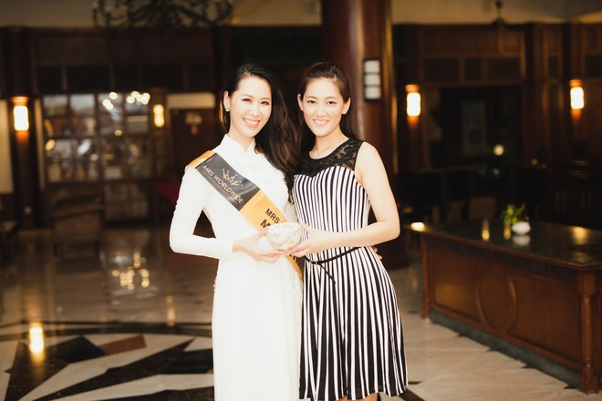 35 tuổi đi thi Hoa hậu, Dương Thùy Linh vẫn có mẹ theo sát từng bước - Ảnh 4.