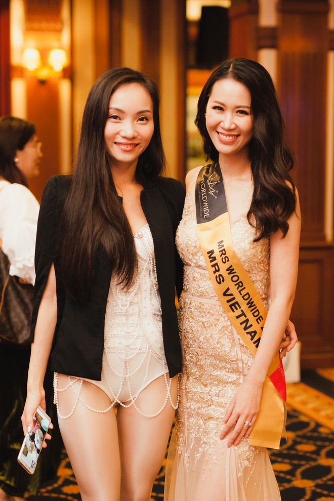 35 tuổi đi thi Hoa hậu, Dương Thùy Linh vẫn có mẹ theo sát từng bước - Ảnh 7.