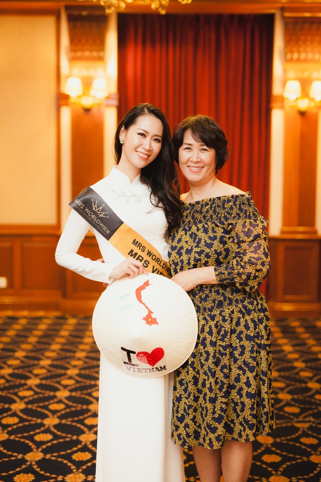 35 tuổi đi thi Hoa hậu, Dương Thùy Linh vẫn có mẹ theo sát từng bước - Ảnh 3.