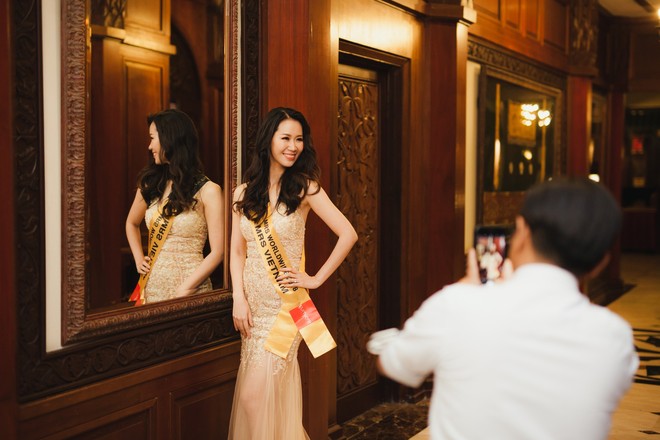 35 tuổi đi thi Hoa hậu, Dương Thùy Linh vẫn có mẹ theo sát từng bước - Ảnh 8.