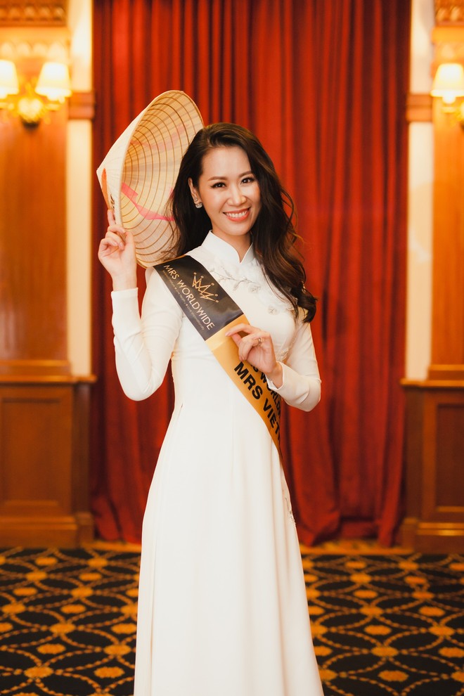 35 tuổi đi thi Hoa hậu, Dương Thùy Linh vẫn có mẹ theo sát từng bước - Ảnh 2.