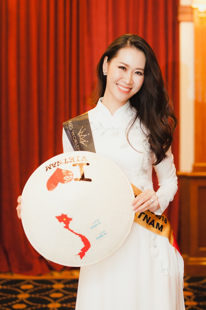 35 tuổi đi thi Hoa hậu, Dương Thùy Linh vẫn có mẹ theo sát từng bước - Ảnh 1.