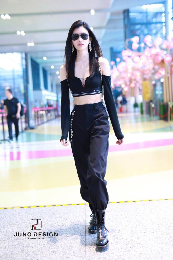 Diện áo croptop, body đẹp khó tin của siêu mẫu Ming Xi khiến dân tình phải tròn mắt trầm trồ - Ảnh 9.