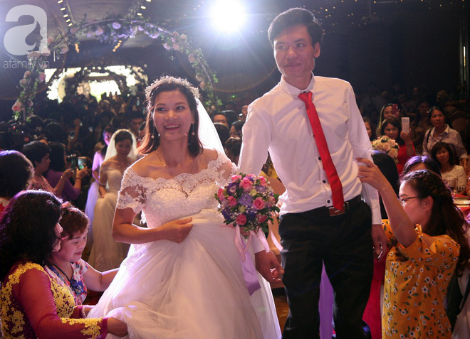 41 cặp đôi khuyết tật vỡ òa hạnh phúc trong đám cưới tập thể tại Hà Nội - Ảnh 11.