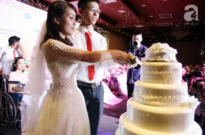41 cặp đôi khuyết tật vỡ òa hạnh phúc trong đám cưới tập thể tại Hà Nội - Ảnh 13.