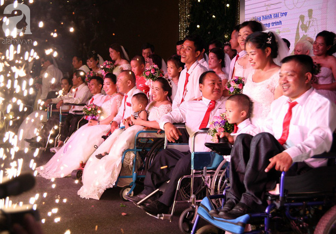 41 cặp đôi khuyết tật vỡ òa hạnh phúc trong đám cưới tập thể tại Hà Nội - Ảnh 17.