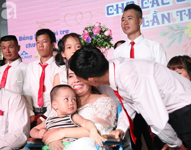 41 cặp đôi khuyết tật vỡ òa hạnh phúc trong đám cưới tập thể tại Hà Nội - Ảnh 15.