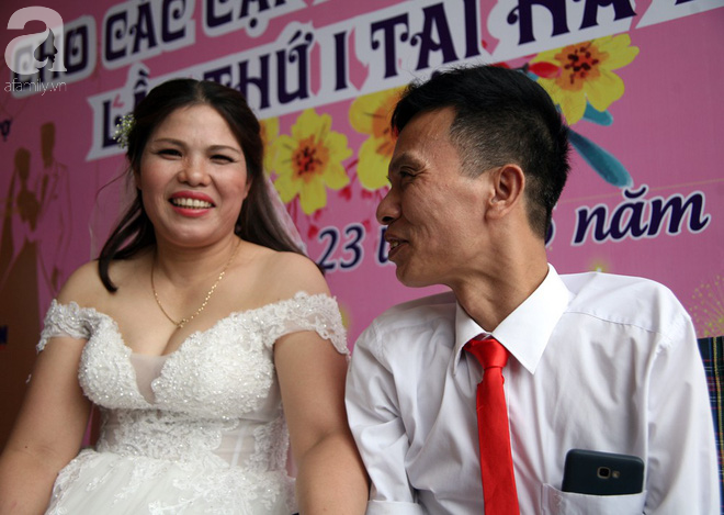 41 cặp đôi khuyết tật vỡ òa hạnh phúc trong đám cưới tập thể tại Hà Nội - Ảnh 4.