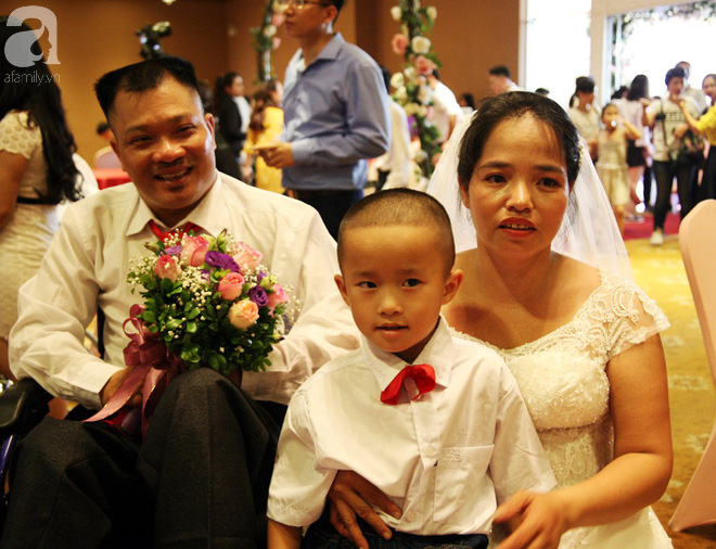 41 cặp đôi khuyết tật vỡ òa hạnh phúc trong đám cưới tập thể tại Hà Nội - Ảnh 6.
