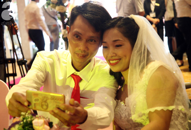 41 cặp đôi khuyết tật vỡ òa hạnh phúc trong đám cưới tập thể tại Hà Nội - Ảnh 10. 41 cặp đôi khuyết tật vỡ òa hạnh phúc trong đám cưới tập thể tại Hà Nội - Ảnh 10.