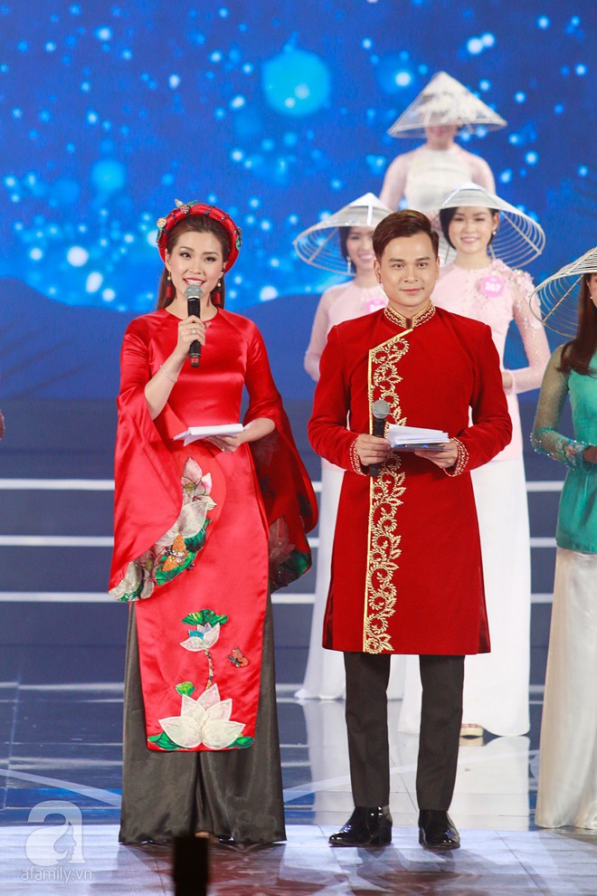 Chung khảo phía Nam Hoa hậu Việt Nam 2018: Sau phần khoe sắc với áo dài truyền thống, 30 thí sinh đốt cháy sân khấu với bikini đỏ rực - Ảnh 1.