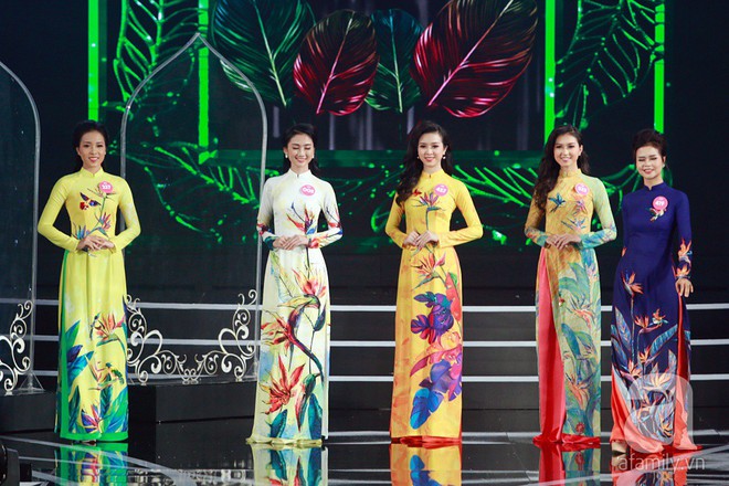 Chung khảo phía Nam Hoa hậu Việt Nam 2018: Sau phần khoe sắc với áo dài truyền thống, 30 thí sinh đốt cháy sân khấu với bikini đỏ rực - Ảnh 4.