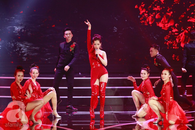 Chi Pu hóa đóa hoa hồng, gợi cảm nhảy múa giữa rừng người đẹp Hoa hậu Việt Nam - Ảnh 2.