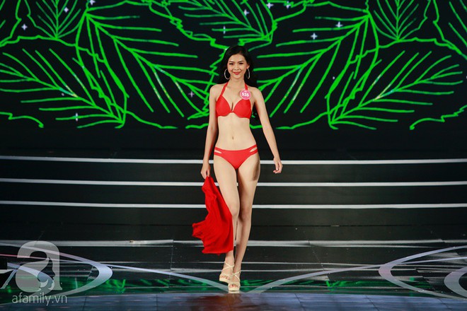 Chung khảo phía Nam Hoa hậu Việt Nam 2018: Sau phần khoe sắc với áo dài truyền thống, 30 thí sinh đốt cháy sân khấu với bikini đỏ rực - Ảnh 15.
