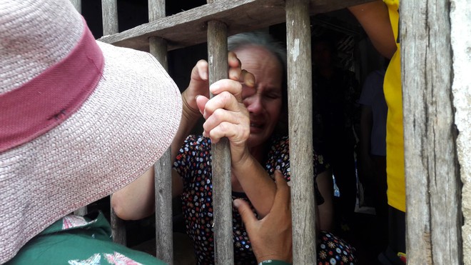 Quê nhà đau đớn đón thi thể các nạn nhân trong vụ lật xe ở Lào trở về - Ảnh 2.