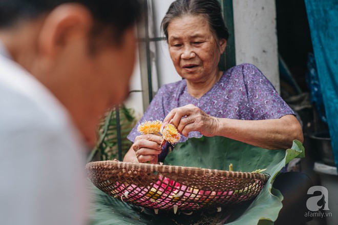 Trà dệt hương sen - thứ trà ủ cả ngàn bông sen Hồ Tây, cả chục triệu một cân vẫn đắt hàng của Hà Nội - Ảnh 4.