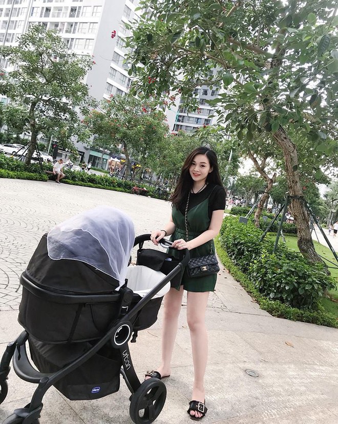 Cuối tuần của hội hot mom: Trang Lou nhí nhảnh đưa nhóc Xoài đi xem hoạt hình, bà xã Việt Anh khoe body bốc lửa siêu quyến rũ - Ảnh 1.