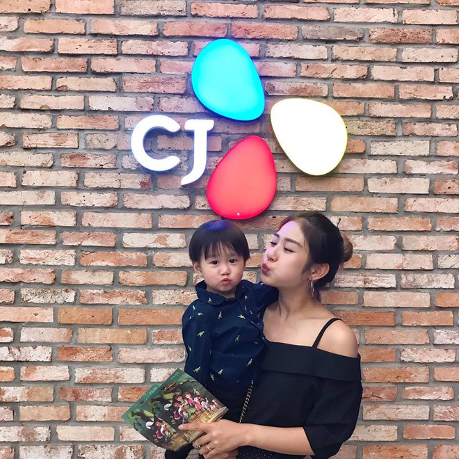 Cuối tuần của hội hot mom: Trang Lou nhí nhảnh đưa nhóc Xoài đi xem hoạt hình, bà xã Việt Anh khoe body bốc lửa siêu quyến rũ - Ảnh 4.