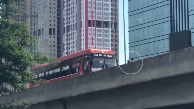 CSGT Hà Nội đang xác minh hai người đi xe máy ép xe khách chạy lùi ở đường trên cao - Ảnh 2.