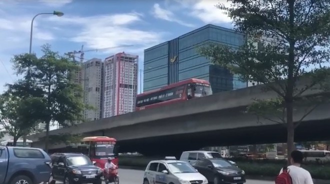 CSGT Hà Nội đang xác minh hai người đi xe máy ép xe khách chạy lùi ở đường trên cao - Ảnh 3.