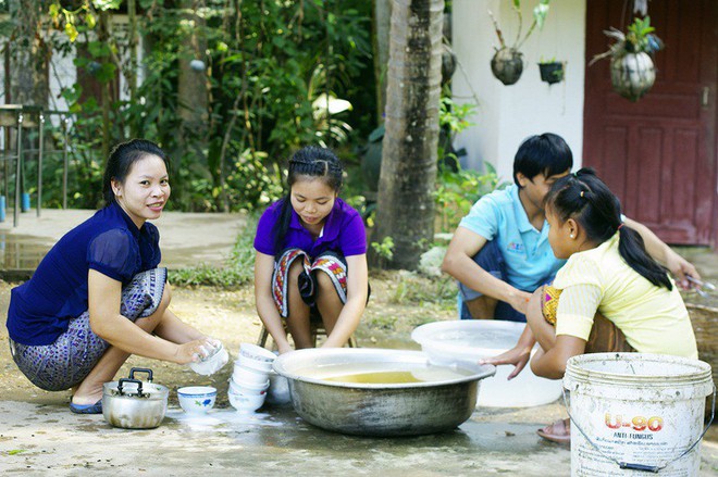 Khoe được mẹ chồng tranh việc nhà, bố chồng bê quạt ra sân cho con dâu ngồi rửa bát, cô nàng ngỡ ngàng vì bị ghen tị - Ảnh 2.