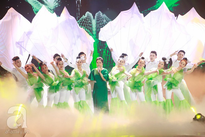 Chi Pu hóa đóa hoa hồng, gợi cảm nhảy múa giữa rừng người đẹp Hoa hậu Việt Nam - Ảnh 11.