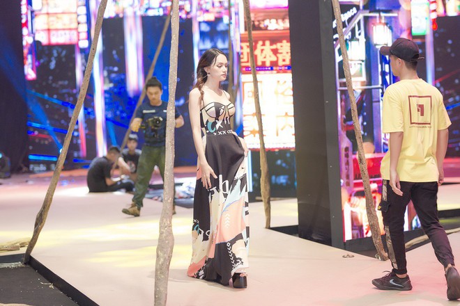Ngọc Trinh và Hương Giang mải miết tập catwalk trên đôi giày cao 20cm cho show của NTK Đỗ Long - Ảnh 2.