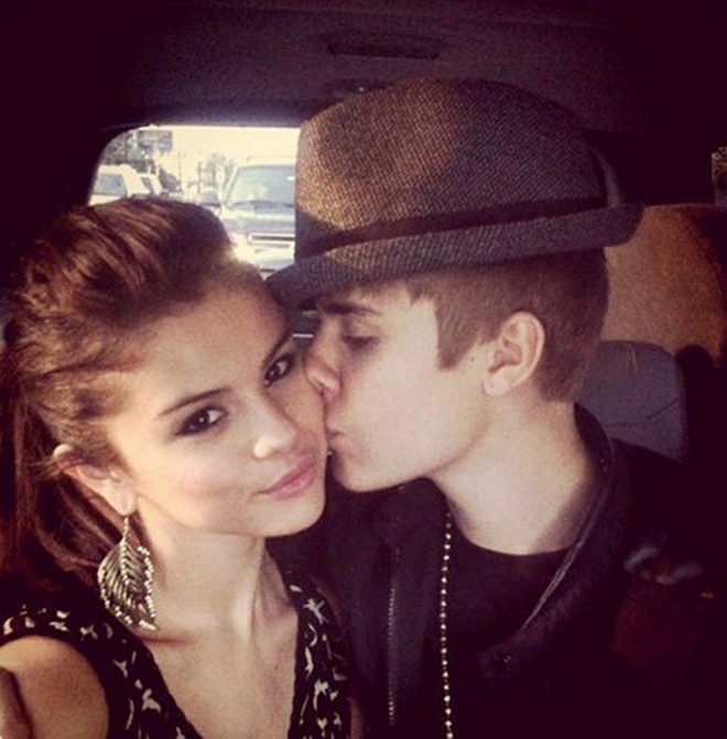 Selena Gomez vs. Hailey Baldwin: Ai là người có khoảnh khắc tình cảm đẹp nhất bên Justin Bieber? - Ảnh 1.