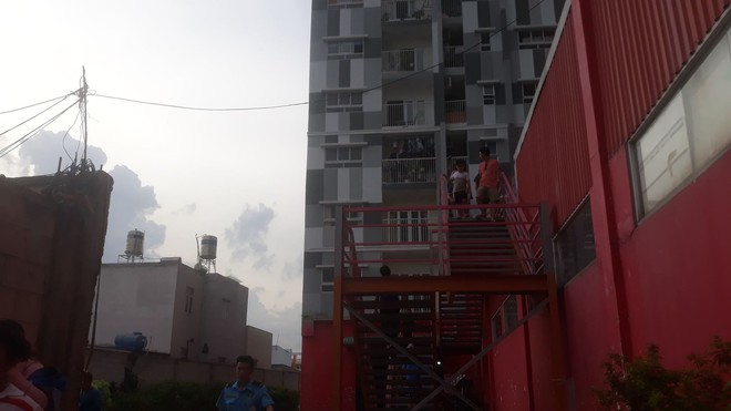 Cháy chung cư cao cấp I-Home ở Sài Gòn, hàng trăm cư dân ôm đồ tháo chạy - Ảnh 1.