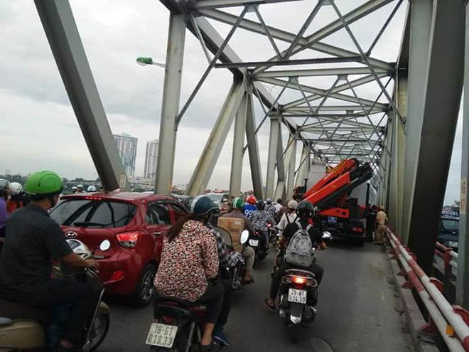 Hà Nội: Người phụ nữ trung tuổi trèo qua thành cầu Chương Dương khiến người dân xúm lại xem, giao thông ùn tắc - Ảnh 4.